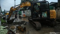 Diketahui proyek ini telah menutup jalan lebih dari satu bulan, namun dalam pelaksanaannya proyek dinilai lambat dan tidak adanya pengawas lapangan.