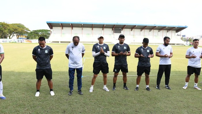 PSMS Medan menggelar latihan perdana usai jeda dengan memakai pita hitam. (Foto: Dok. PSMS Medan)