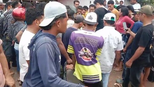 Puluhan warga yang kerumuni polisi saat hendak menangkap pengedar narkoba di Desa Ranggo, Kecamatan Pajo, Dompu NTB, Rabu (3/12/2025). (Istimewa)