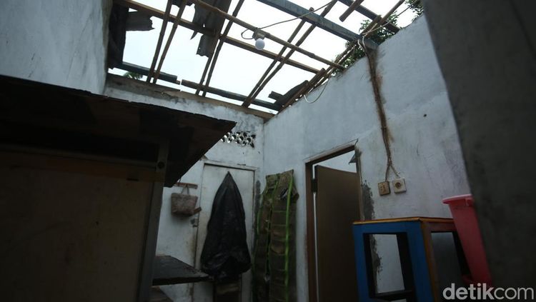 Puting Beliung Terjang Bekasi, Warga Tamansari Gotong Royong Perbaiki Rumah