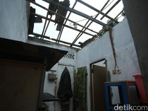 Puting Beliung Terjang Bekasi, Warga Tamansari Gotong Royong Perbaiki Rumah