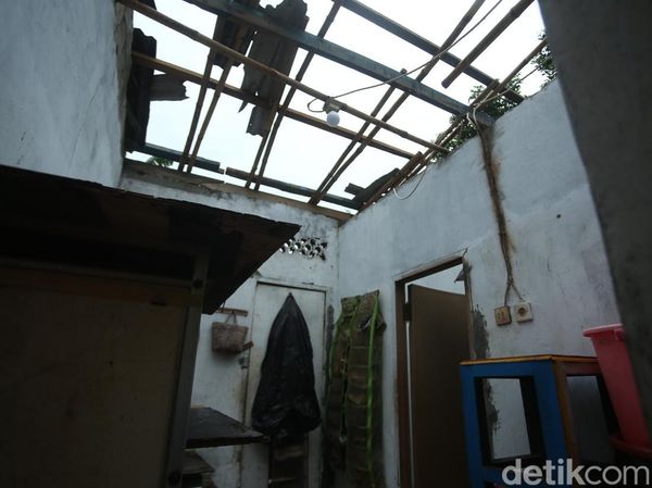 Puting Beliung Terjang Bekasi, Warga Tamansari Gotong Royong Perbaiki Rumah