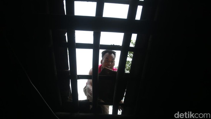 Warga mulai membereskan atap usai terjadi puting beliung di Setu, Bekasi, Kamis (4/12/2025). Kejadian tersebut terjadi pukul 14.30 WIB, hujan deras beserta angin puting beliung merusak rumah warga.