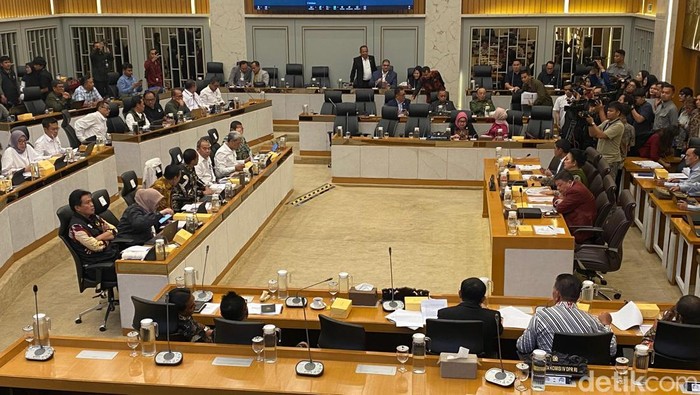 Di DPR, Raja Juli Bicara Investigasi Kayu Gelondongan di Bencana Sumatera