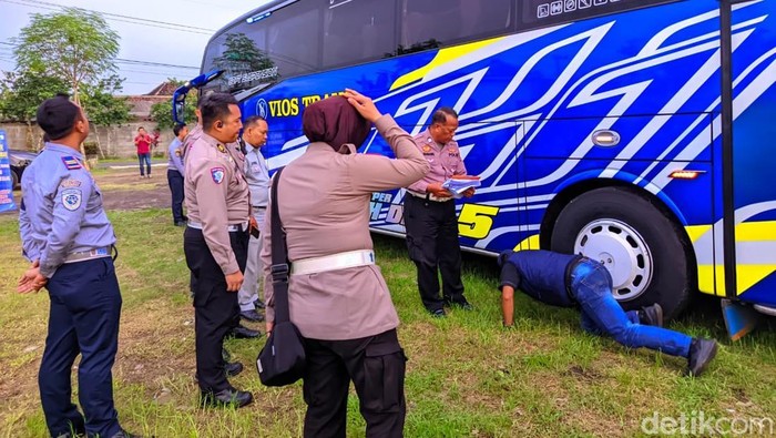 Polda Jatim dan Polres Lumajang Ramp Check Angkutan Umum Jelang Nataru