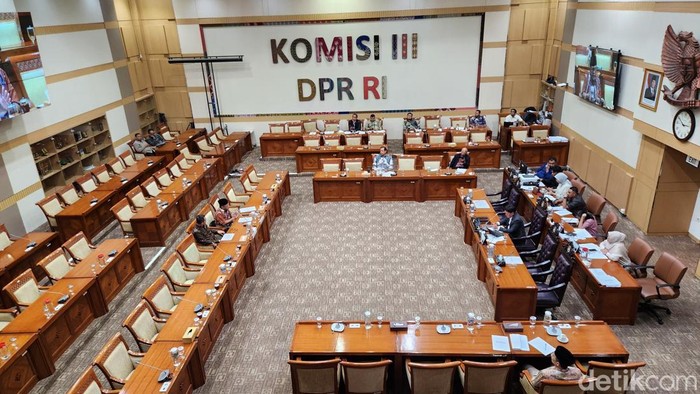 Eks Ketua KY Usul Hakim Tak Ngantor Rutin: Mending Baca Buku-Ikut Seminar