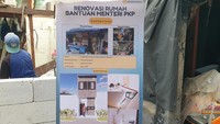 Di depan rumahnya, terdapat standing banner yang menunjukkan rencana desain pembangunannya. Rumah tersebut akan dibuat dua lantai dan tiga kamar tidur. Foto: Danica Adhitiawarman