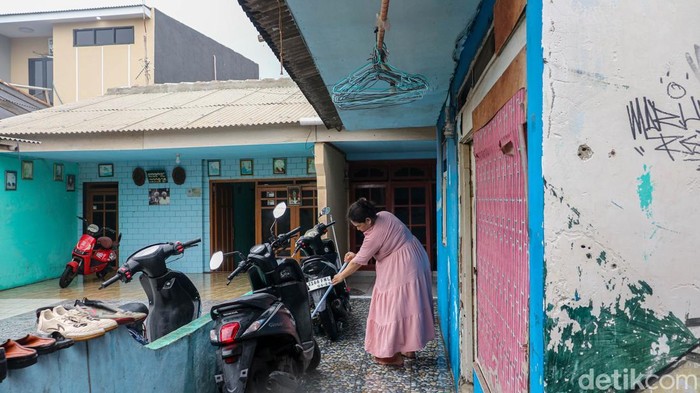 Banjir rob yang sempat menggenangi Kampung Marunda Pitung, Jakarta Utara, sejak beberapa hari terakhir akhirnya mulai surut pada Kamis siang (4/12/2025). Meski air telah menghilang, jejak kerusakan terlihat jelas di permukiman padat tersebut. Lumpur menutup lantai rumah, halaman, hingga fasilitas umum, membuat warga harus bekerja ekstra untuk memulihkan kondisi lingkungan.