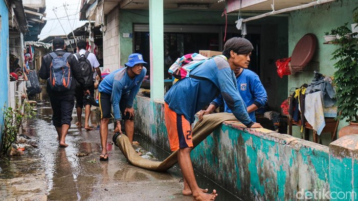 Banjir rob yang sempat menggenangi Kampung Marunda Pitung, Jakarta Utara, sejak beberapa hari terakhir akhirnya mulai surut pada Kamis siang (4/12/2025). Meski air telah menghilang, jejak kerusakan terlihat jelas di permukiman padat tersebut. Lumpur menutup lantai rumah, halaman, hingga fasilitas umum, membuat warga harus bekerja ekstra untuk memulihkan kondisi lingkungan.