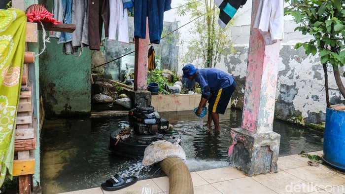Banjir rob yang sempat menggenangi Kampung Marunda Pitung, Jakarta Utara, sejak beberapa hari terakhir akhirnya mulai surut pada Kamis siang (4/12/2025). Meski air telah menghilang, jejak kerusakan terlihat jelas di permukiman padat tersebut. Lumpur menutup lantai rumah, halaman, hingga fasilitas umum, membuat warga harus bekerja ekstra untuk memulihkan kondisi lingkungan.