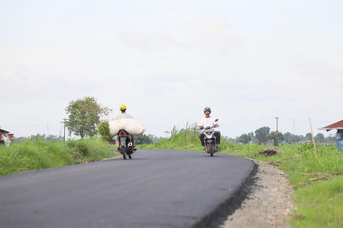 3,6 Km Jalan Sukamandi Hilir Kini Mulus Setelah Puluhan Tahun Tak Diaspal