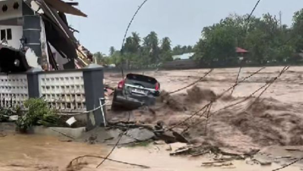 Video rumah terbawa arus air dan roboh di Padang, Sumatera Barat. Unggahan tersebut langsung viral di media sosial.