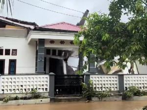 Kisah Viral Wanita Bangun Rumah dari Nol, Sekejap Ludes Terbawa Banjir Padang