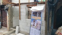 Kini rumah 3x4 meter itu sudah dibongkar dan akan dibuat bangunan kembali dengan ukuran 2,84x5 meter persegi. Terlihat sebagian temboknya sudah dibangun dari hebel. Foto: Danica Adhitiawarman