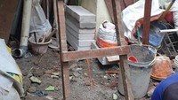 Di dalam rumah, tampak bagian kamar mandi sudah mulai dibangun temboknya. Seisi rumah dipenuhi material bangunan. Foto: Danica Adhitiawarman