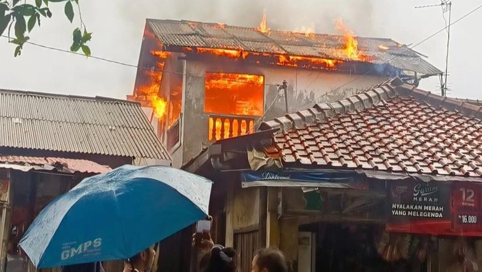 Rumah 2 Lantai di Bogor Terbakar, Diduga Akibat Korsleting Saat Cas HP