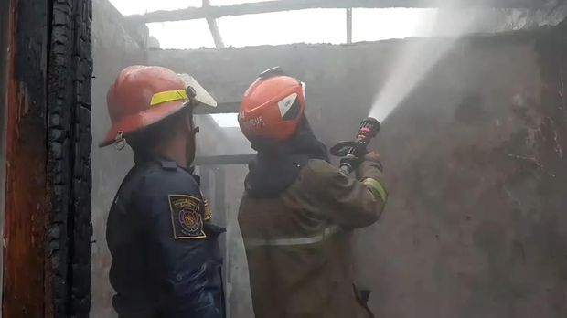 Rumah dua lantai di Tanah Baru, Kecamatan Bogor Utara, Kota Bogor, terbakar. Kebakaran diduga dipicu korsleting listrik saat pemilik rumah mengisi daya HP. (dok Damkar Bogor)