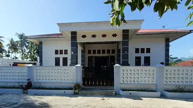 Pemilik rumah ini menbagikan video rumah rumahnya yang ia bangun penuh dengan perjuangan di Padang, Sumatera Barat. Unggahan tersebut langsung viral di media sosial.