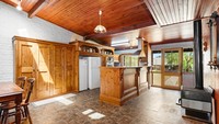 Tepat di sebelah ruang keluarga terdapat dapur. Kondisinya lebih modern karena sudah dipasangi cooker hood atau alat penyedot asap dapur.Dapur di rumah ini langsung tembus ke halaman belakang. Di area dapur juga ada meja makan yang hanya menampung 4 orang saja. Foto: Dok. Ray White Australia