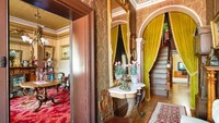Rumah angker itu terletak di Junee, sebuah kota kecil di selatan New South Wales, Australia. Rumah itu mengusung gaya Victoria yang dikombinasikan dengan desain klasik pada interiornya.Terlihat salah satu dinding rumah dilapisi dengan wallpaper berwarna kuning keemasan. Plafonnya juga mengusung warna emas, sedangkan lis plafonnya memakai warna putih. Foto: Dok. Ray White Australia
