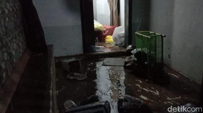 Cerita Warga Kota Malang yang Lantai Rumahnya Jebol Terdampak Banjir
