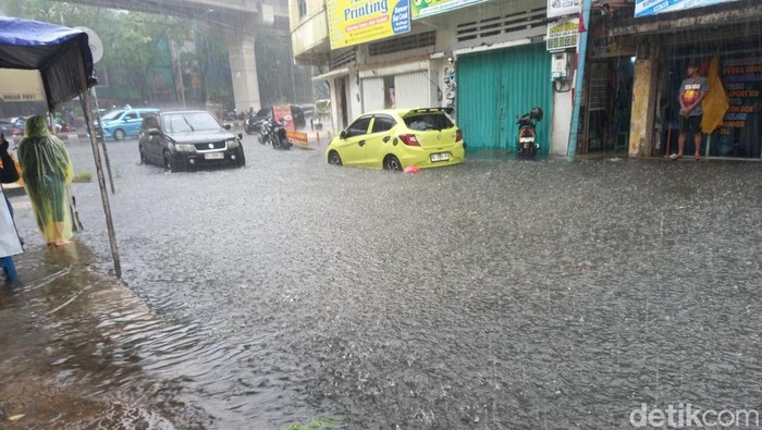 Hujan 1 Jam, Sejumlah Ruas Jalan di Palembang Tergenang