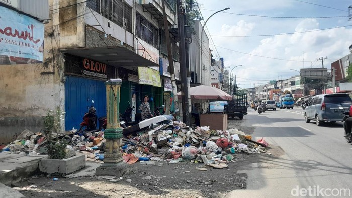 Sampah Menumpuk di Tepi Jalan Yos Sudarso Usai Banjir Surut