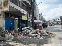 Sampah Menumpuk di Tepi Jalan Yos Sudarso Usai Banjir Surut