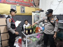 Razia Jelang Nataru, Polisi Sita Puluhan Botol Miras di 5 Kafe Lamongan