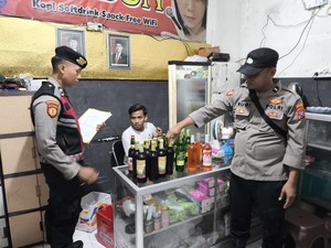 Razia Jelang Nataru, Polisi Sita Puluhan Botol Miras di 5 Kafe Lamongan