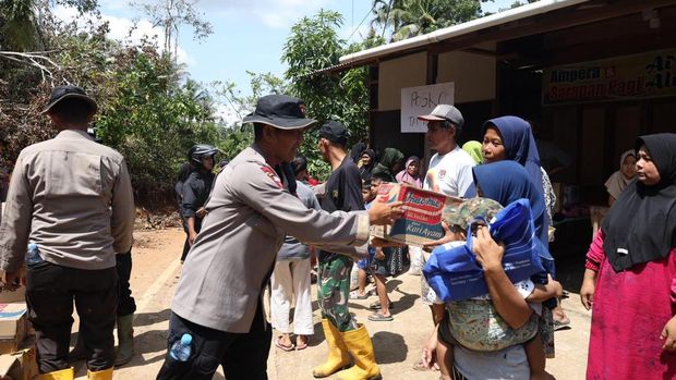 Satuan Brimob Polda Riau, Jambi, dan Sumatera Barat menurunkan alat berat dan membuka akses jalan bagi warga yang terisolir