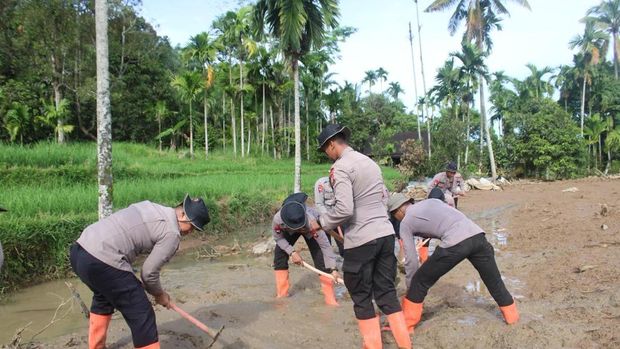 Satuan Brimob Polda Riau, Jambi, dan Sumatera Barat menurunkan alat berat dan membuka akses jalan bagi warga yang terisolir