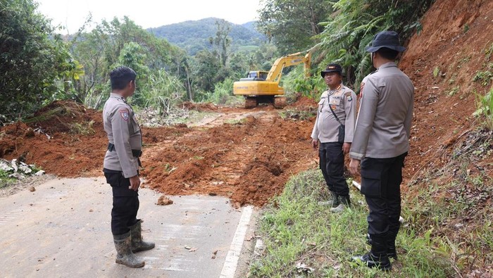 Brimob Polri Tembus 11 Titik Longsor di Agam, Warga Terisolir Dapat Bantuan
