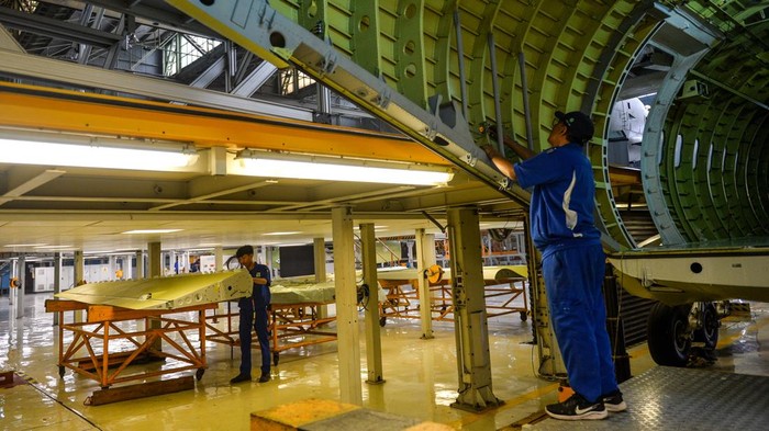 Pesawat NC212i yang diterbangkan oleh Pilot TNI AU Mayor Penerbang Kurniawan lepas landas dari Bandara Husein Sastranegara, Bandung, Jawa Barat, Kamis (4/12/2025). PTDI melakukan serah terima satu unit pesawat NC212i kepada TNI AU Skadron Udara 4 Wing Udara 2 Lanud Abdulrachman Saleh Malang, yang ditujukan untuk pelatihan navigasi TNI AU. ANTARA FOTO/Raisan Al Farisi