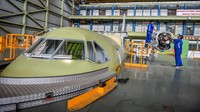 Pekerja PT Dirgantara Indonesia (PTDI) terus merampungkan produksi pesawat CN235 di Hanggar Final Assembly Line, Bandung, Jawa Barat, Kamis (4/12/2025). ANTARA FOTO/RAISAN AL FARISI