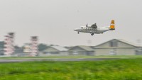 Pesawat NC212i yang diterbangkan oleh Pilot TNI AU Mayor Penerbang Kurniawan lepas landas dari Bandara Husein Sastranegara, Bandung, Jawa Barat. PTDI melakukan serah terima satu unit pesawat NC212i kepada TNI AU Skadron Udara 4 Wing Udara 2 Lanud Abdulrachman Saleh Malang, yang ditujukan untuk pelatihan navigasi TNI AU. ANTARA FOTO/Raisan Al Farisi