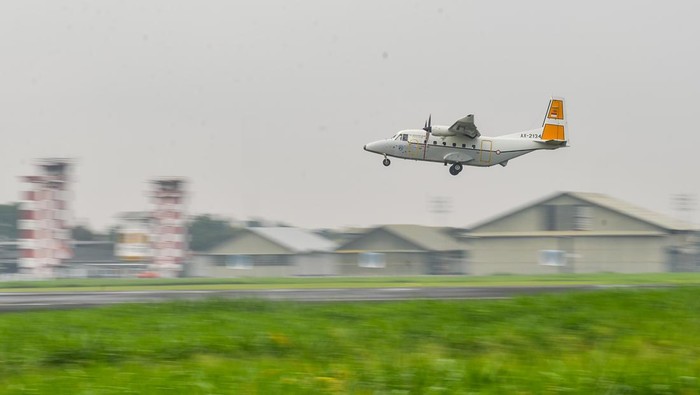 Pesawat NC212i yang diterbangkan oleh Pilot TNI AU Mayor Penerbang Kurniawan lepas landas dari Bandara Husein Sastranegara, Bandung, Jawa Barat, Kamis (4/12/2025). PTDI melakukan serah terima satu unit pesawat NC212i kepada TNI AU Skadron Udara 4 Wing Udara 2 Lanud Abdulrachman Saleh Malang, yang ditujukan untuk pelatihan navigasi TNI AU. ANTARA FOTO/Raisan Al Farisi