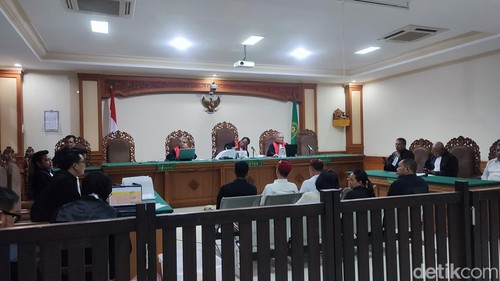 Persidangan kasus korupsi pengadaan beras bagi ASN Kabupaten Tabanan berlanjut dengan agenda saksi di Pengadilan Tipikor Denpasar, Kamis (4/12/2025).