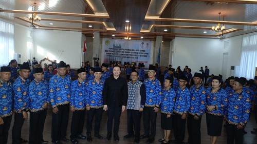 Walkot Kupang bersama PPPK Paruh Waktu dalam penyerahan SK, Kamis (4/12/2025).