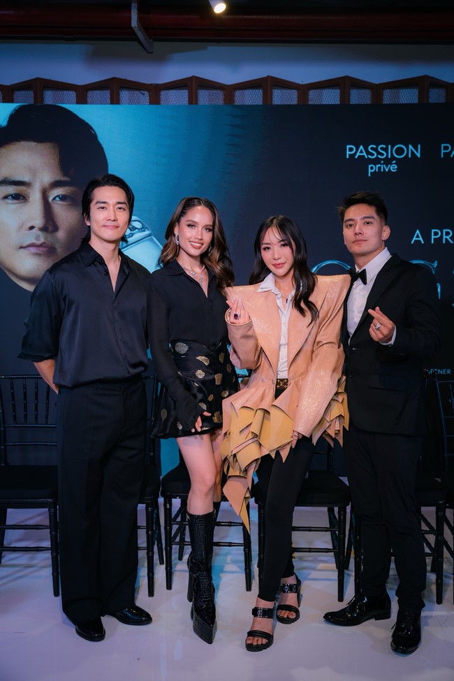 Selama gelaran fan meeting, founder dan COO Passion Jewelry Airyn Tanu serta brand ambassador Cinta Laura turut berbincang-bincang dengannya di atas panggung. Foto: dok. Passion Jewelry