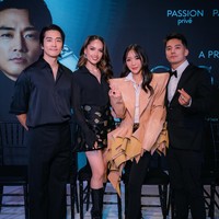 Selama gelaran fan meeting, founder dan COO Passion Jewelry Airyn Tanu serta brand ambassador Cinta Laura turut berbincang-bincang dengannya di atas panggung. Foto: dok. Passion Jewelry