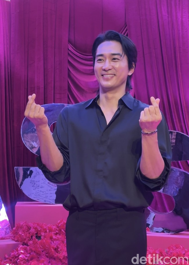 “Halo saya Son Seung Heon,” ujarnya mengawali video greetings di fuchsia carpet. Foto: dok. R Chairini Putong/Wolipop