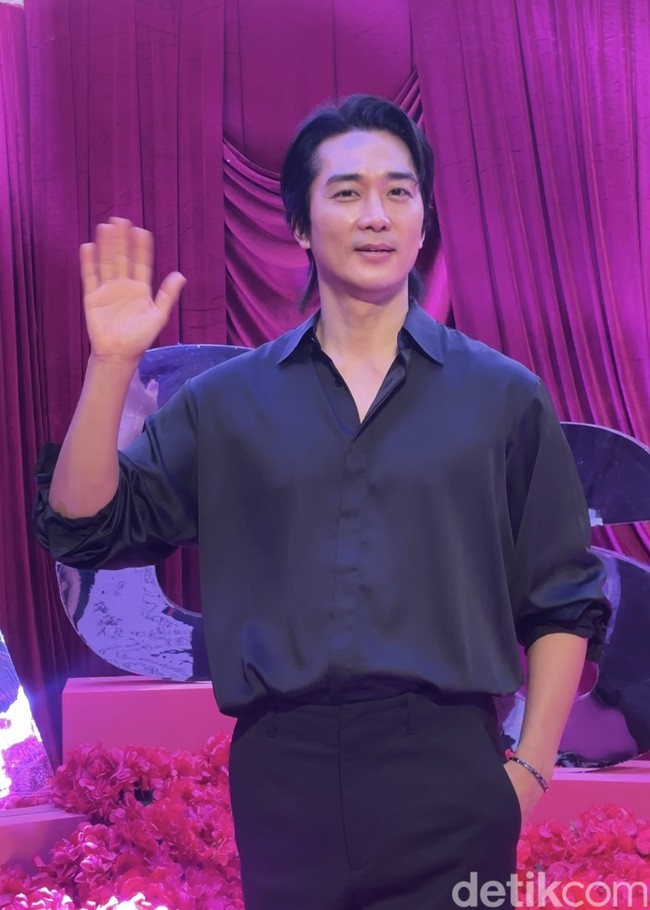 Tampil berbalut busana serba hitam. Song Seung Heon menyapa awak media sebelum masuk ke dalam venue fan meeting. Foto: dok. R Chairini Putong/Wolipop
