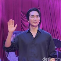 Tampil berbalut busana serba hitam. Song Seung Heon menyapa awak media sebelum masuk ke dalam venue fan meeting. Foto: dok. R Chairini Putong/Wolipop