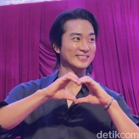 Song Seung Heon menjadi magnet dalam perayaan 20 tahun perjalanan Passion Jewelry. Ia meramaikan acara fan meeting yang digelar eksklusif di The Space Plaza Indonesia, Jakarta, Rabu (3/12/2025). Foto: dok. R Chairini Putong/Wolipop