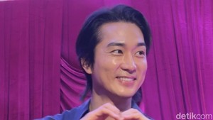 Foto: Gantengnya Song Seung Heon Kena Angin Jakarta, Makan Tempe Goreng