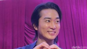 Foto: Gantengnya Song Seung Heon Kena Angin Jakarta, Makan Tempe Goreng
