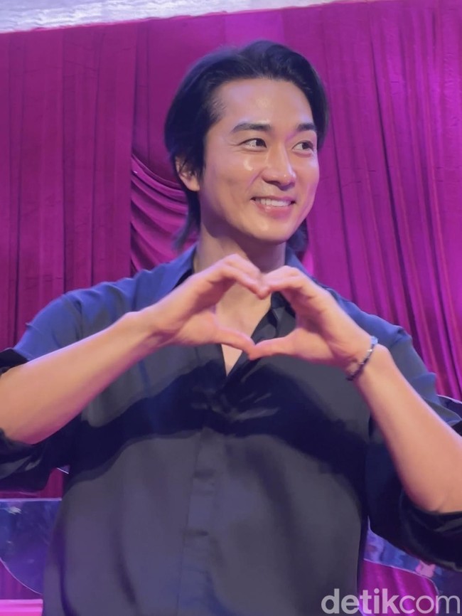 Foto: Gantengnya Song Seung Heon Kena Angin Jakarta, Makan Tempe Goreng