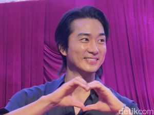 Foto: Gantengnya Song Seung Heon Kena Angin Jakarta, Makan Tempe Goreng