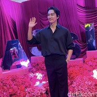 Ini adalah kali pertamanya datang ke Indonesia. Sang aktor mengaku antusias dapat bertemu dengan penggemarnya. Foto: dok. R Chairini Putong/Wolipop